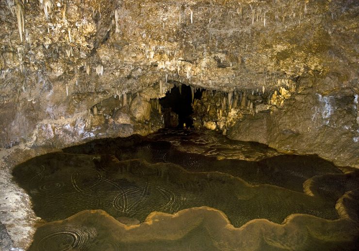 2048px-Harrisons_Cave_(6835262484)